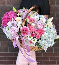 Композиция солнечный день в Сосновке Цветочная композиция из Розы, Хризантемы, Пионы и Лизиантусы в корзине в Сосновке
