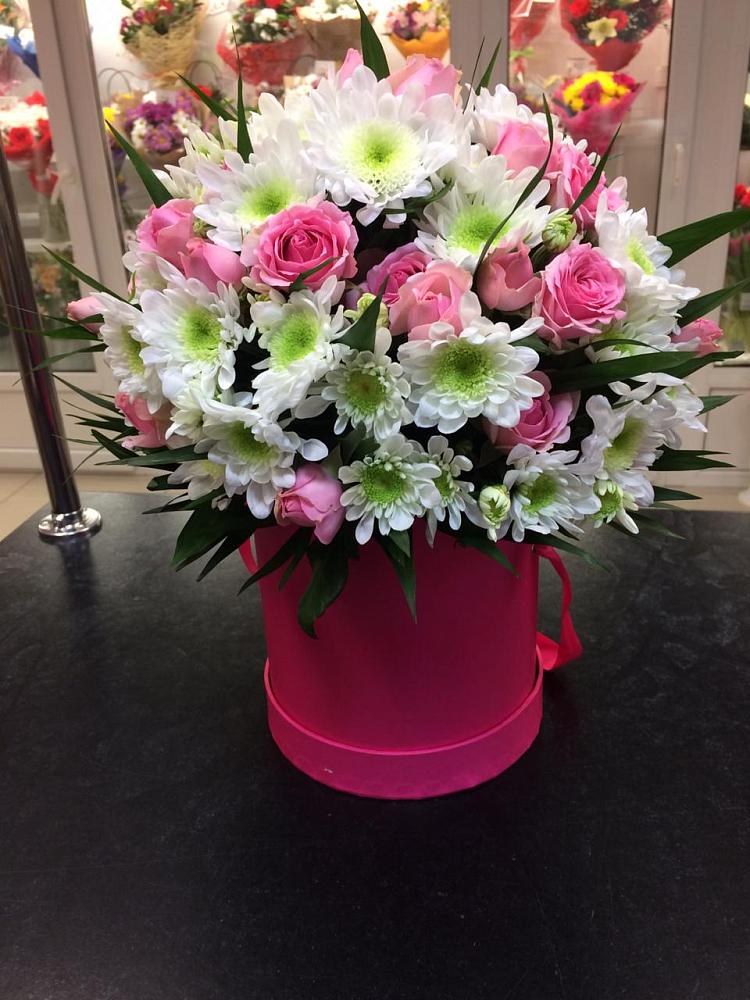 Цветочная композиция из Розы и Хризантемы в шляпной коробке в Сосновке