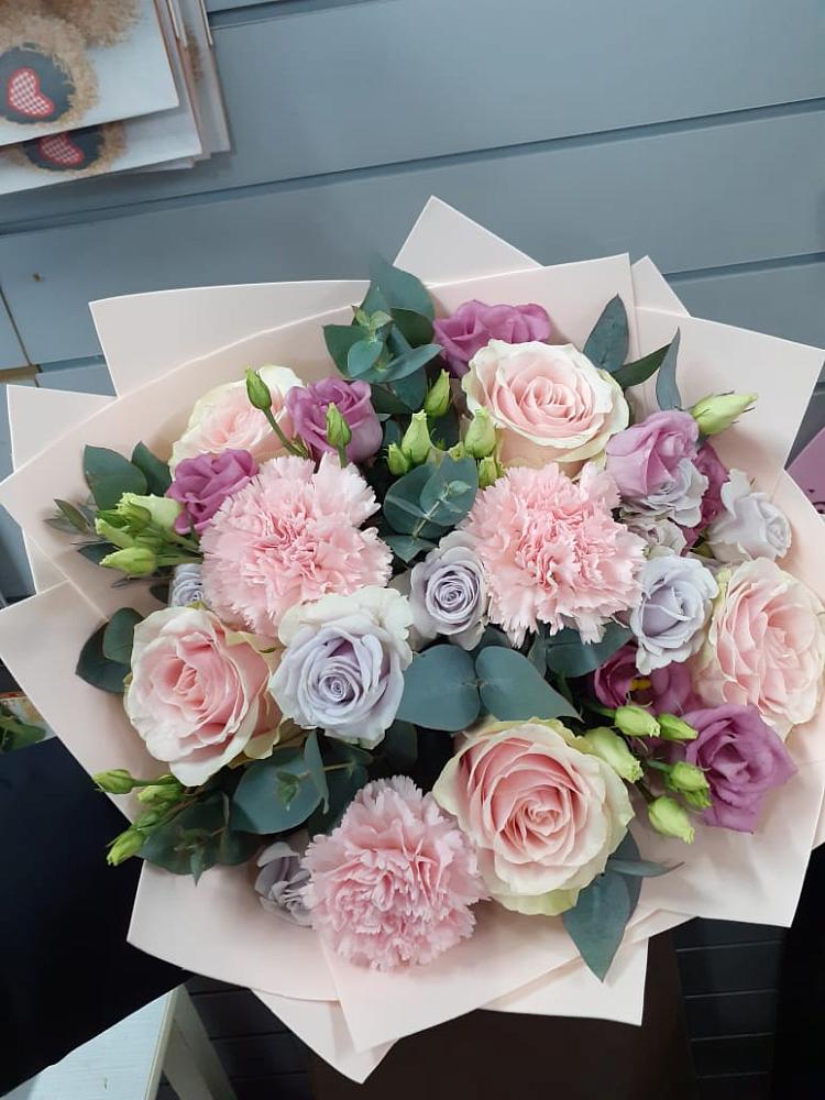 Букет цветов из: Розы, Гвоздики и Лизиантусы в Сосновке